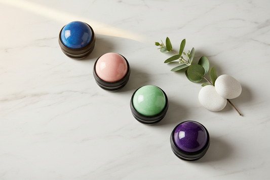 Boules de massage REVIRA 4 coloris - bleu, rose, vert, violet sur marbre blanc